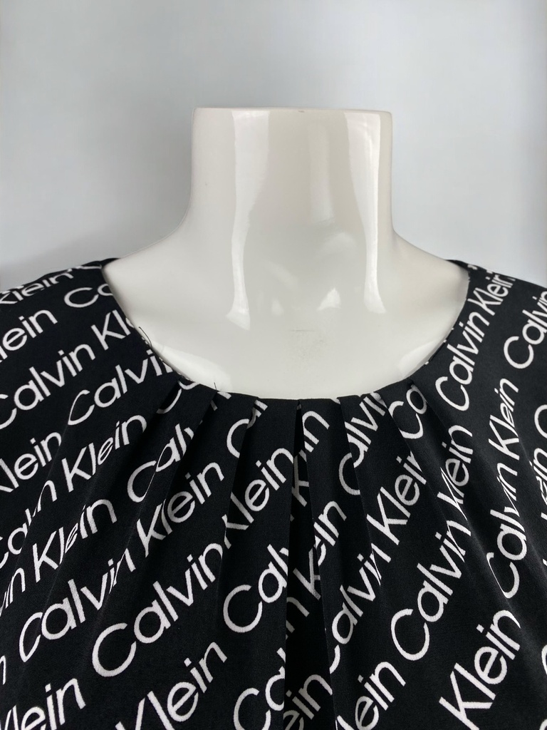BLUSA CORTA, MANGA CORTA, LISA, PALABRAS BLANCAS