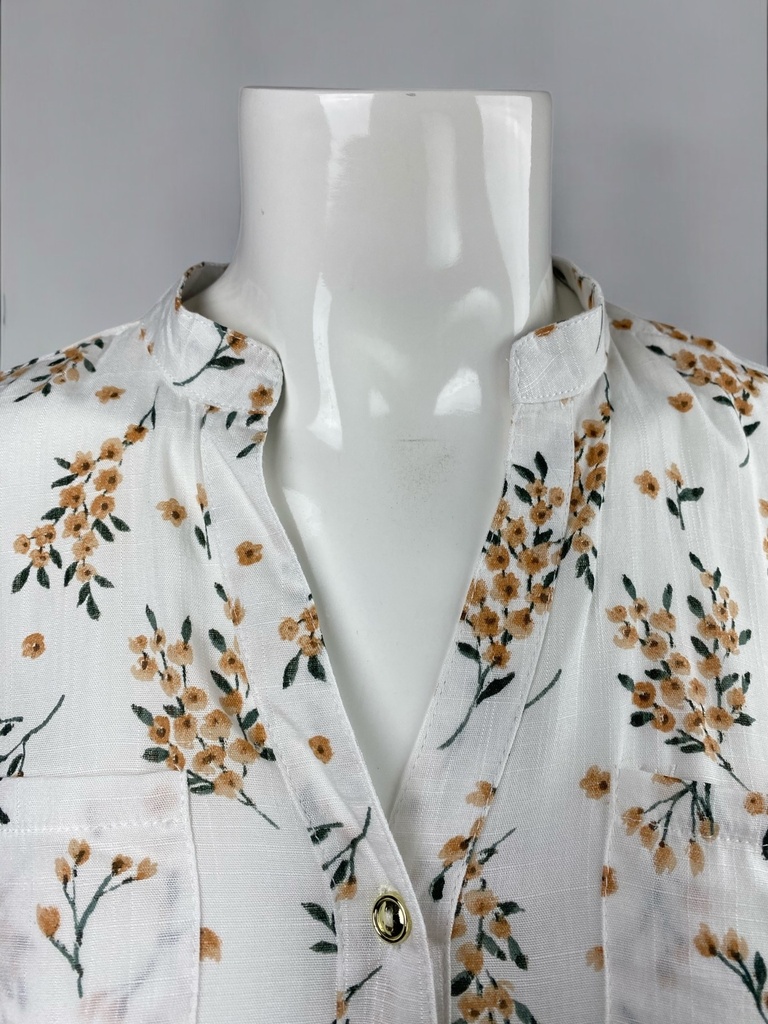 BLUSA CORTA, MANGA LARGA, TEXTURA DE FLORES, BOTONES COMPLETOS 