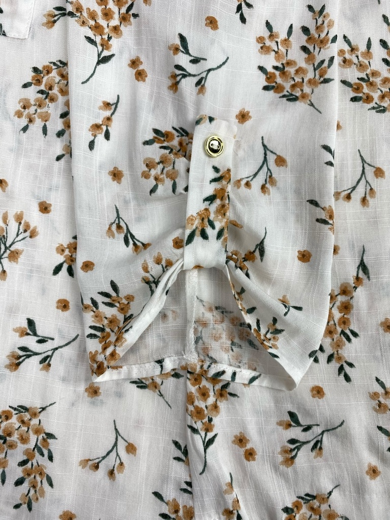 BLUSA CORTA, MANGA LARGA, TEXTURA DE FLORES, BOTONES COMPLETOS 