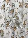 BLUSA CORTA, MANGA LARGA, TEXTURA DE FLORES, BOTONES COMPLETOS 