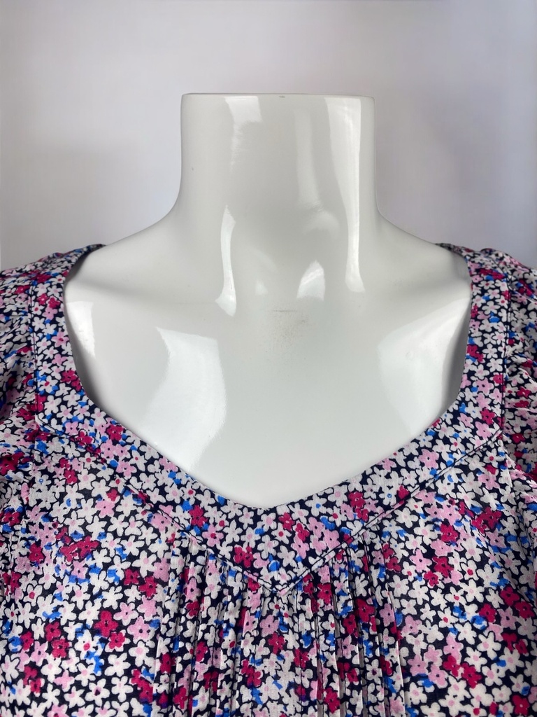 BLUSA CORTA, MANGA CORTA OLANES EN MANGAS Y CINTURA, DETALLE DE FLORES