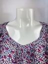 BLUSA CORTA, MANGA CORTA OLANES EN MANGAS Y CINTURA, DETALLE DE FLORES