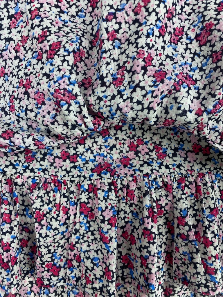BLUSA CORTA, MANGA CORTA OLANES EN MANGAS Y CINTURA, DETALLE DE FLORES
