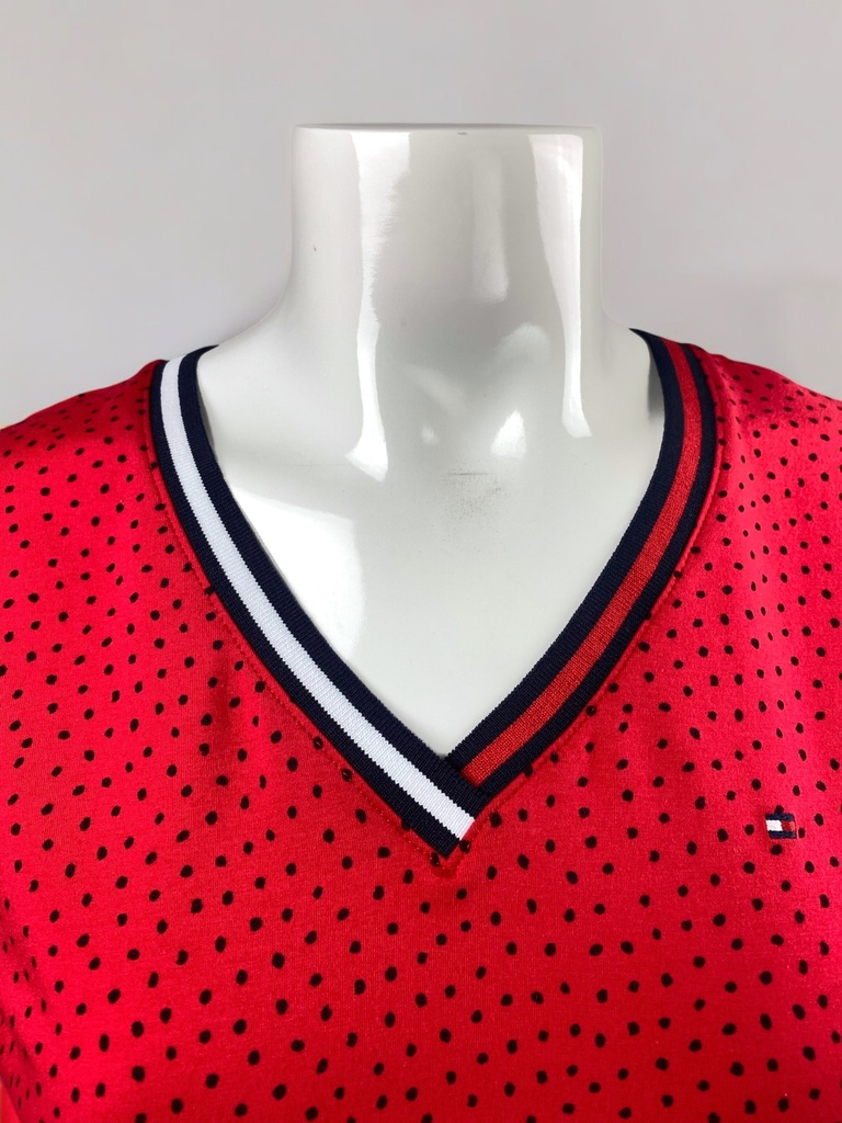 BLUSA CORTA, MANGA CORTA, LISA, TEXTURA PUNTOS NEGROS, DISEÑO EN CUELLO 