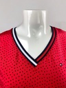 BLUSA CORTA, MANGA CORTA, LISA, TEXTURA PUNTOS NEGROS, DISEÑO EN CUELLO 