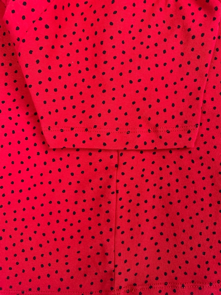 BLUSA CORTA, MANGA CORTA, LISA, TEXTURA PUNTOS NEGROS, DISEÑO EN CUELLO 