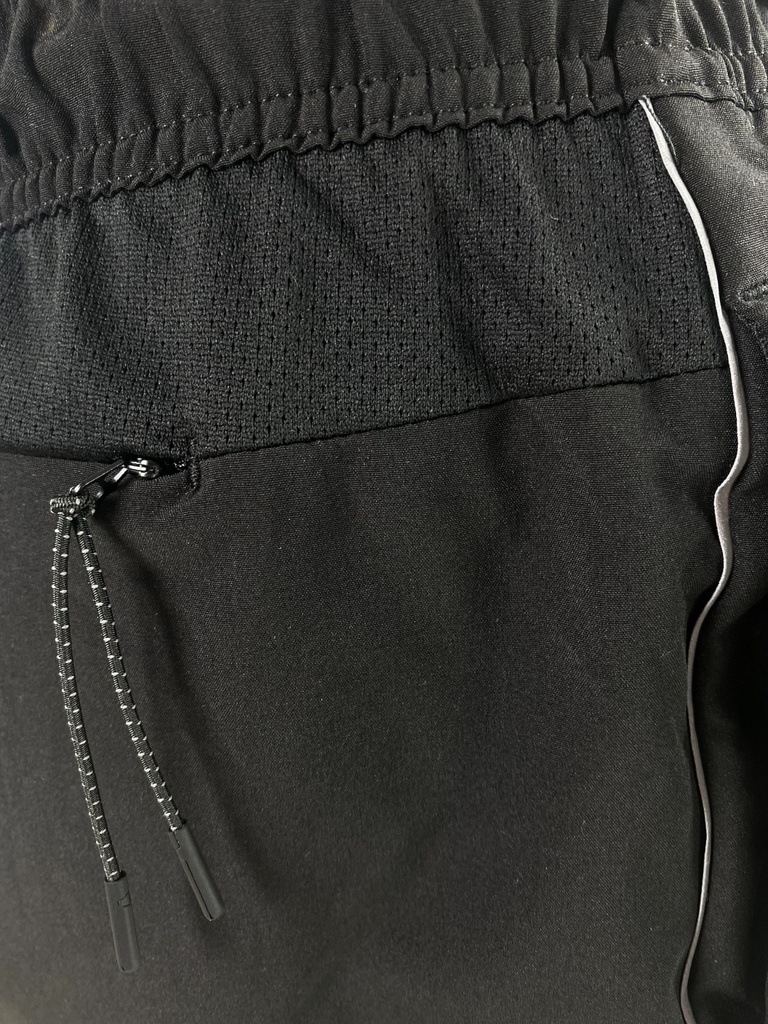 SHORT DEPORTIVO LARGO, ELASTICO CON CORDON EN CINTURA, BOLSAS LATERALES, BOLSA CON CIERRE PARTE TRASERA, DETALLE LINEA GRIS