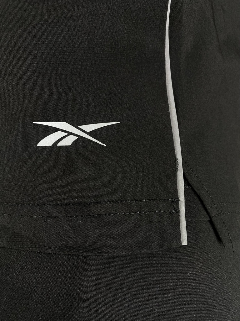 SHORT DEPORTIVO LARGO, ELASTICO CON CORDON EN CINTURA, BOLSAS LATERALES, BOLSA CON CIERRE PARTE TRASERA, DETALLE LINEA GRIS