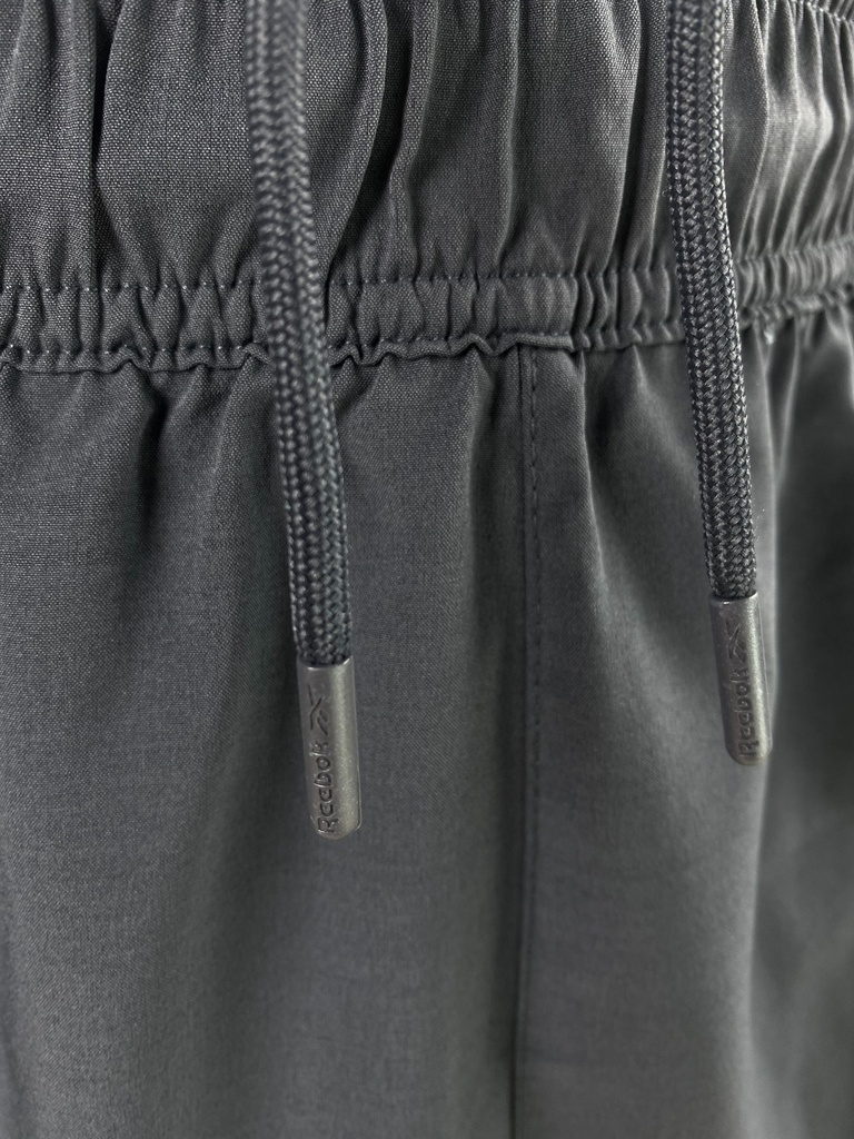 SHORT DEPORTIVO LARGO, ELASTICO, CORDON EN CINTURA, BOLSAS LATERALES, BOLSA CON CIERRE LADO DERECHO