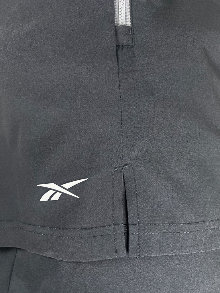 SHORT DEPORTIVO LARGO, ELASTICO, CORDON EN CINTURA, BOLSAS LATERALES, BOLSA CON CIERRE LADO DERECHO