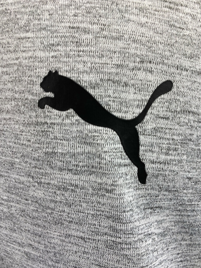 PLAYERA DEPORTIVA JASPEADA, MANGA CORTA, DETALLE DE LINEA EN MANGA CON MARCA