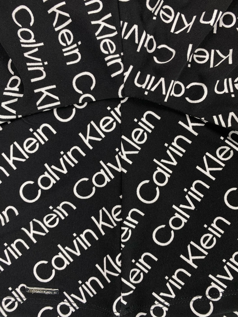 BLUSA CORTA, MANGA CORTA, LISA, PALABRAS BLANCAS