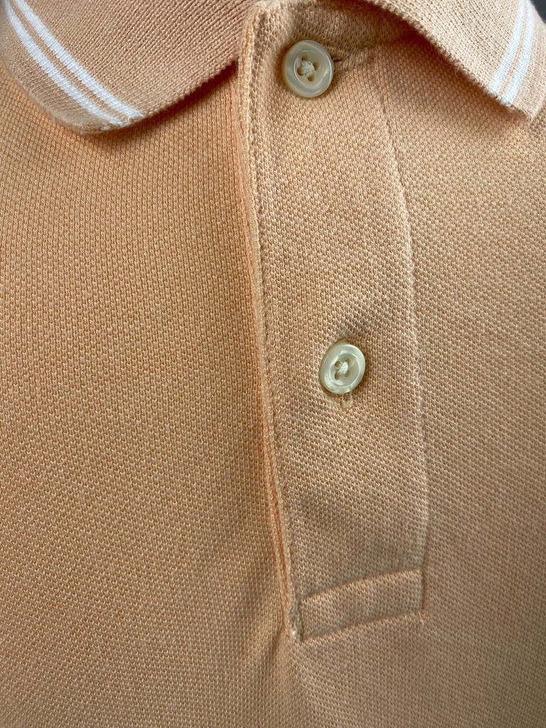 PLAYERA POLO, MANGA CORTA, DETALLE LINEA BLANCA EN CUELLO Y MANGA, BOTONES EN CUELLO
