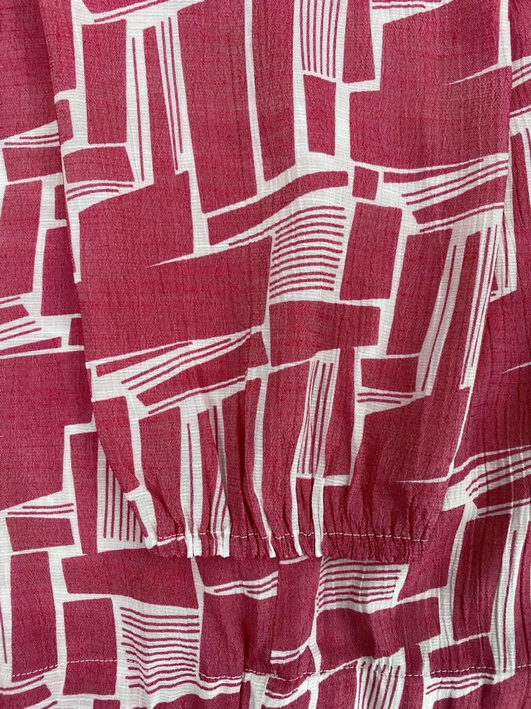 BLUSA CORTA, MANGA LARGA, TEXTURA EN CUADROS, BOTONES EN CUELLO TIPO CAMISA