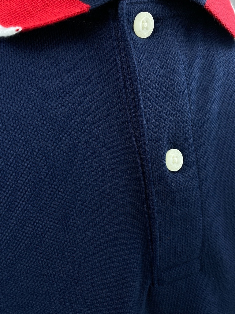 PLAYERA POLO AZUL, MANGA CORTA, FRANJA ROJO Y BLANCO EN CUELLO, BOTONES EN CUELLO