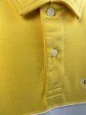 PLAYERA MANGA CORTA, FRANJAS AMARILLA, BLANCO Y AZUL, BOTONES EN CUELLO.