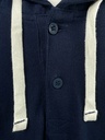 PLAYERA CON GORRO, MANGA LARGA, FRANJAS EN MANGAS Y GORRO, CORDON EN GORRO, CON BOTONES  
