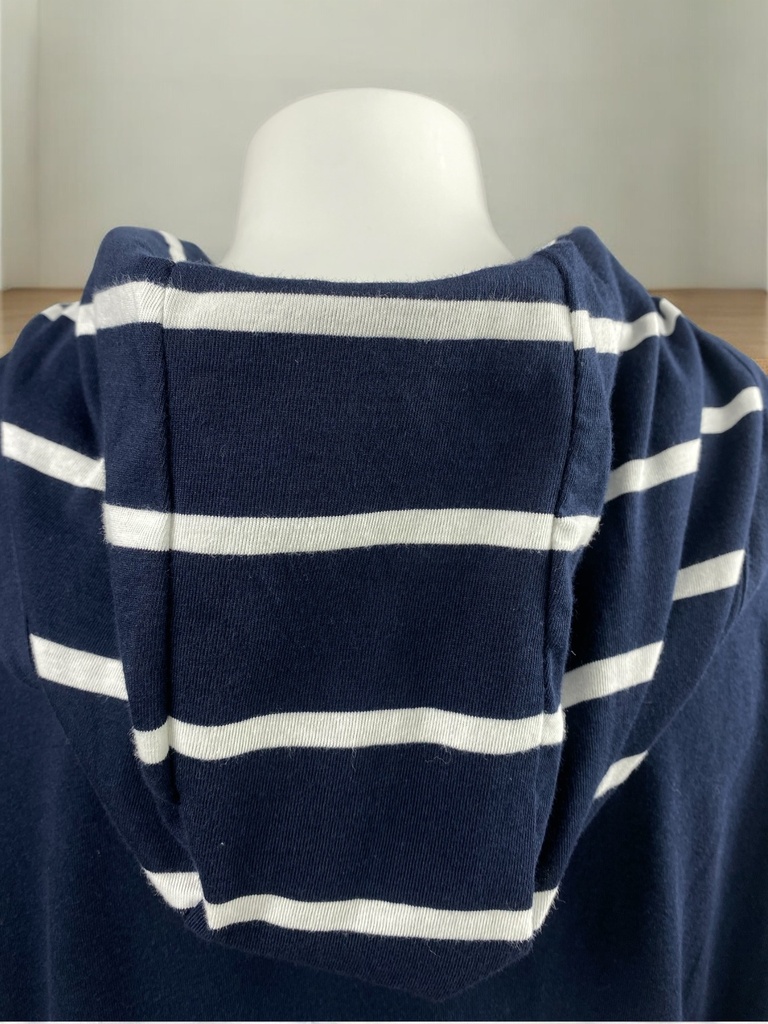 PLAYERA CON GORRO, MANGA LARGA, FRANJAS EN MANGAS Y GORRO, CORDON EN GORRO, CON BOTONES  