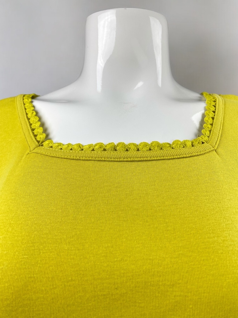 BLUSA CORTA, MANGA CORTA, LISA, BORDADO EN CUELLO CUADRADO