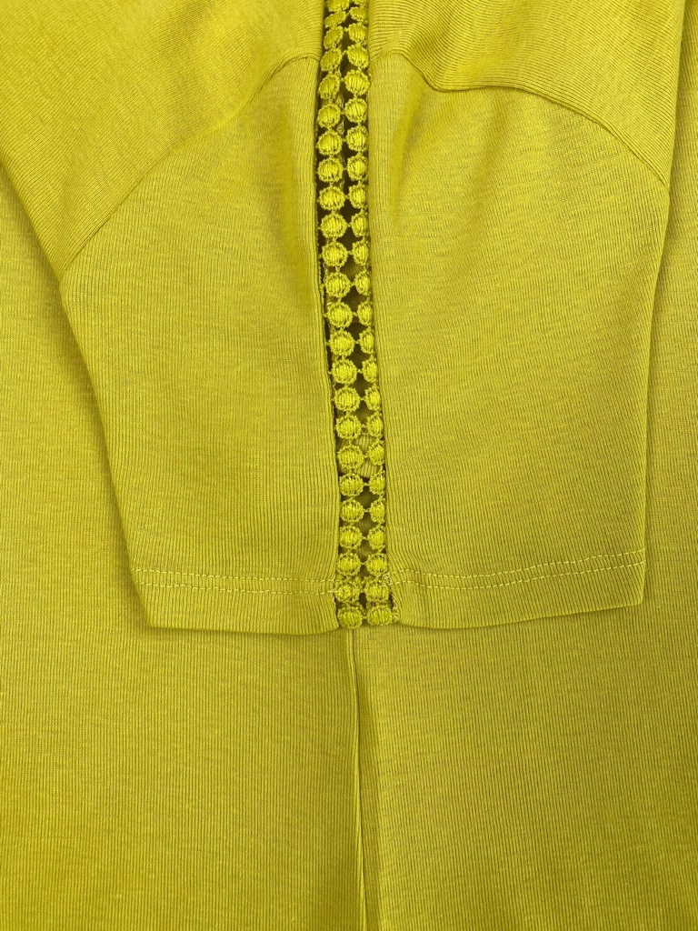 BLUSA CORTA, MANGA CORTA, LISA, BORDADO EN CUELLO CUADRADO