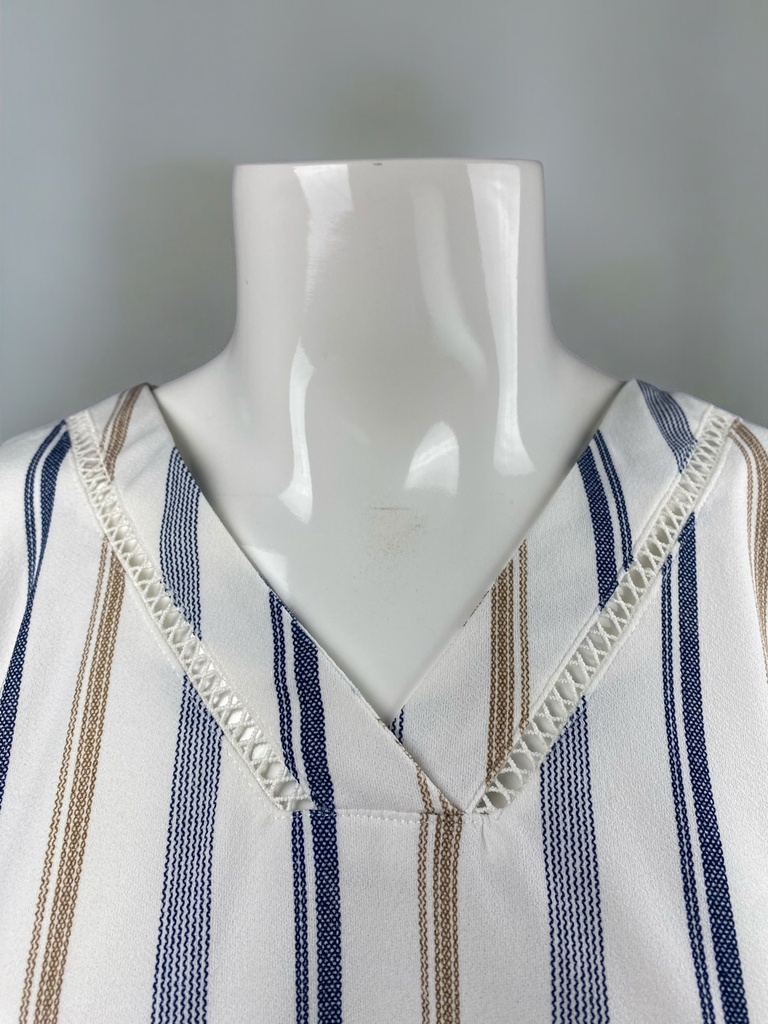 BLUSA CORTA,  MANGA CORTA, TEXTURA CON RAYAS, BORDADO EN CUELLO EN V