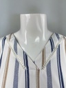 BLUSA CORTA,  MANGA CORTA, TEXTURA CON RAYAS, BORDADO EN CUELLO EN V