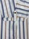 BLUSA CORTA,  MANGA CORTA, TEXTURA CON RAYAS, BORDADO EN CUELLO EN V
