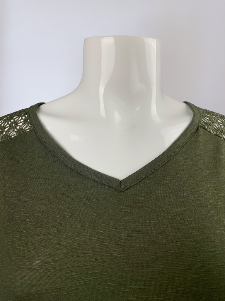 BLUSA CORTA,  MANGA CORTA, LISA, BORDADO EN CUELLO V Y HOMBROS, DETALLE DE NUDO EN CINTURA