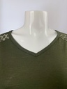 BLUSA CORTA,  MANGA CORTA, LISA, BORDADO EN CUELLO V Y HOMBROS, DETALLE DE NUDO EN CINTURA
