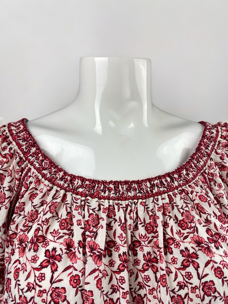 BLUSA CORTA, MANGA CORTA, OLANES EN MANGAS,  ESTAMPADO FLORES ROJAS, CUELLO ELASTICO RENDONDO