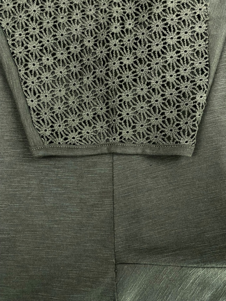 BLUSA CORTA,  MANGA CORTA, LISA, BORDADO EN CUELLO V Y HOMBROS, DETALLE DE NUDO EN CINTURA