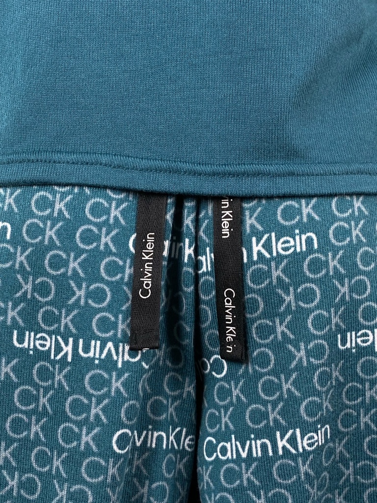 PIJAMA VERDE, BLUSA Y PANTALÓN CON LOGOS
