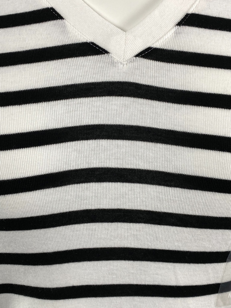 BLUSA BLANCA CON RAYAS NEGRAS, CUELLO V