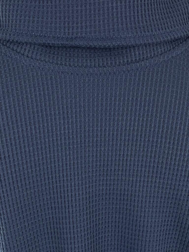 SUDADERA AZUL DE TELA CON TEXTURA, CUELLO DE TORTUGA