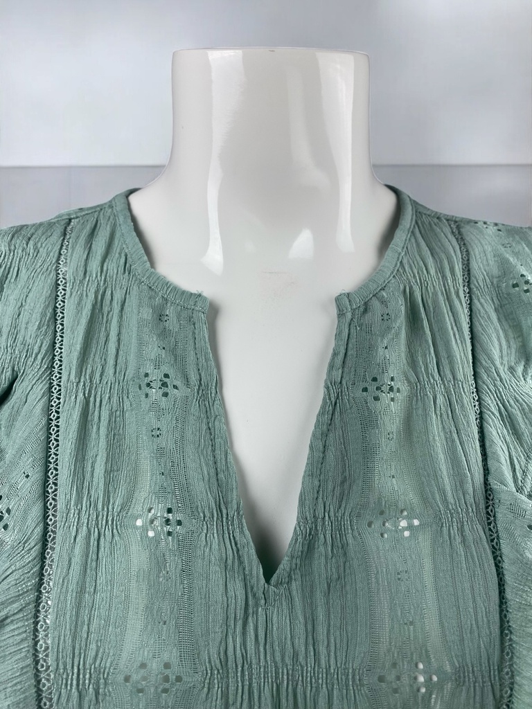 BLUSA CORTA, SIN MANGAS, TEXTURA Y BORDADO DE LÍNEAS, CUELLO EN V