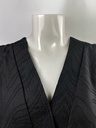 BLUSA CORTA, SIN MANGAS, TEXTURA Y BORDADO DE LÍNEAS
