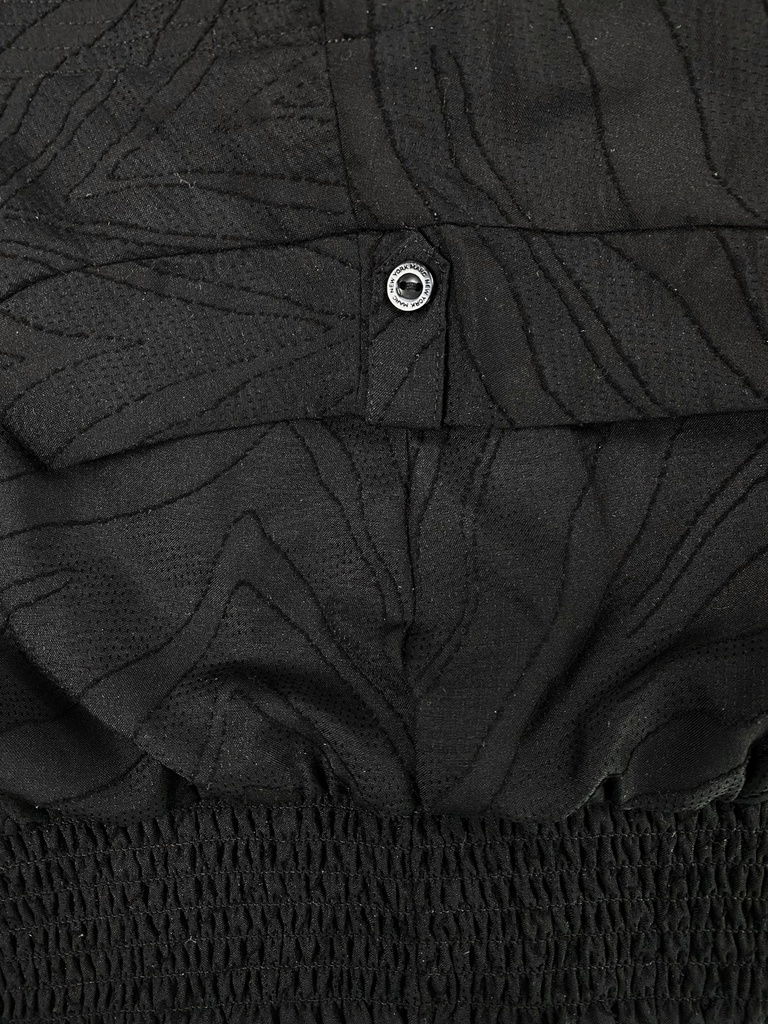 BLUSA CORTA, SIN MANGAS, TEXTURA Y BORDADO DE LÍNEAS
