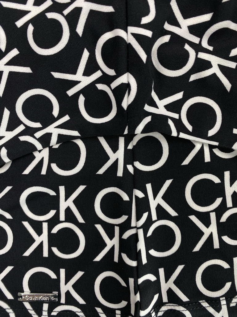 BLUSA CORTA, MANGA CORTA , LISA, LETRAS BLANCAS