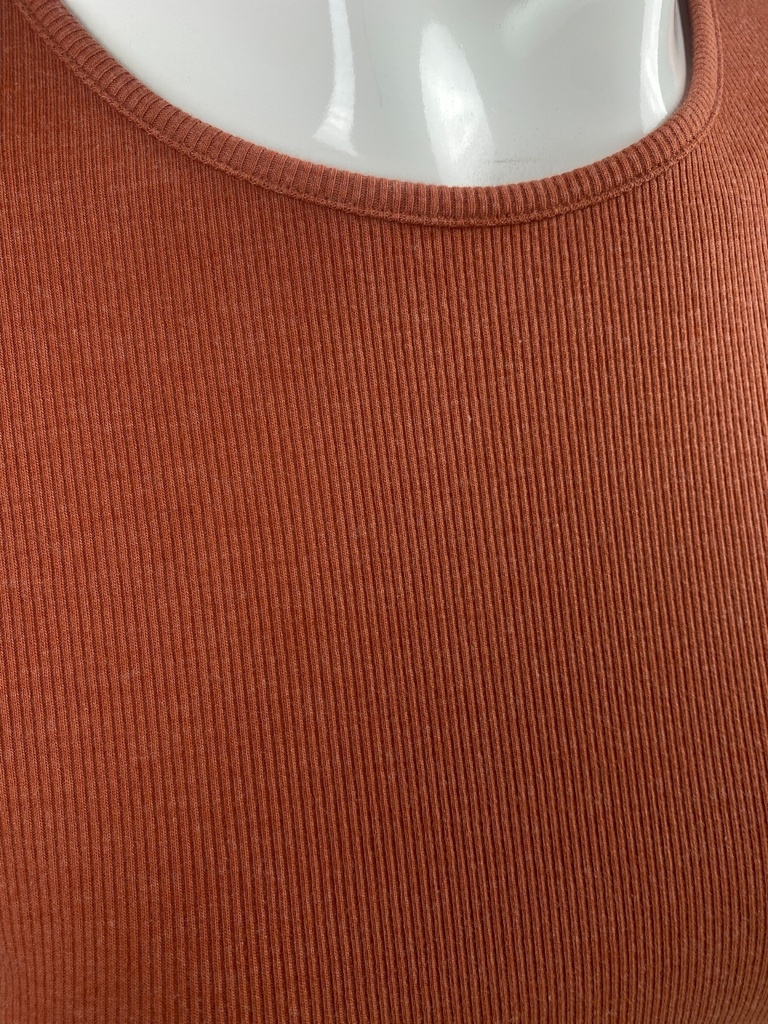 BLUSA CORTA, MANGA CORTA, TEXTURA DE RAYAS EN  COLOR CAFÉ