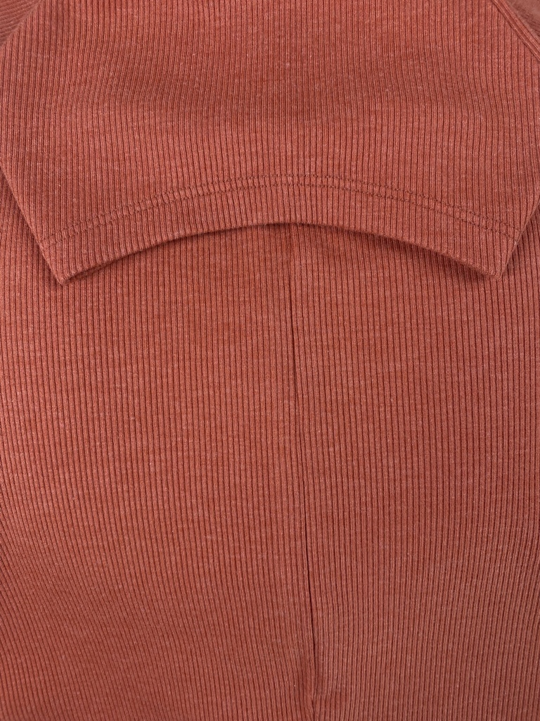 BLUSA CORTA, MANGA CORTA, TEXTURA DE RAYAS EN  COLOR CAFÉ