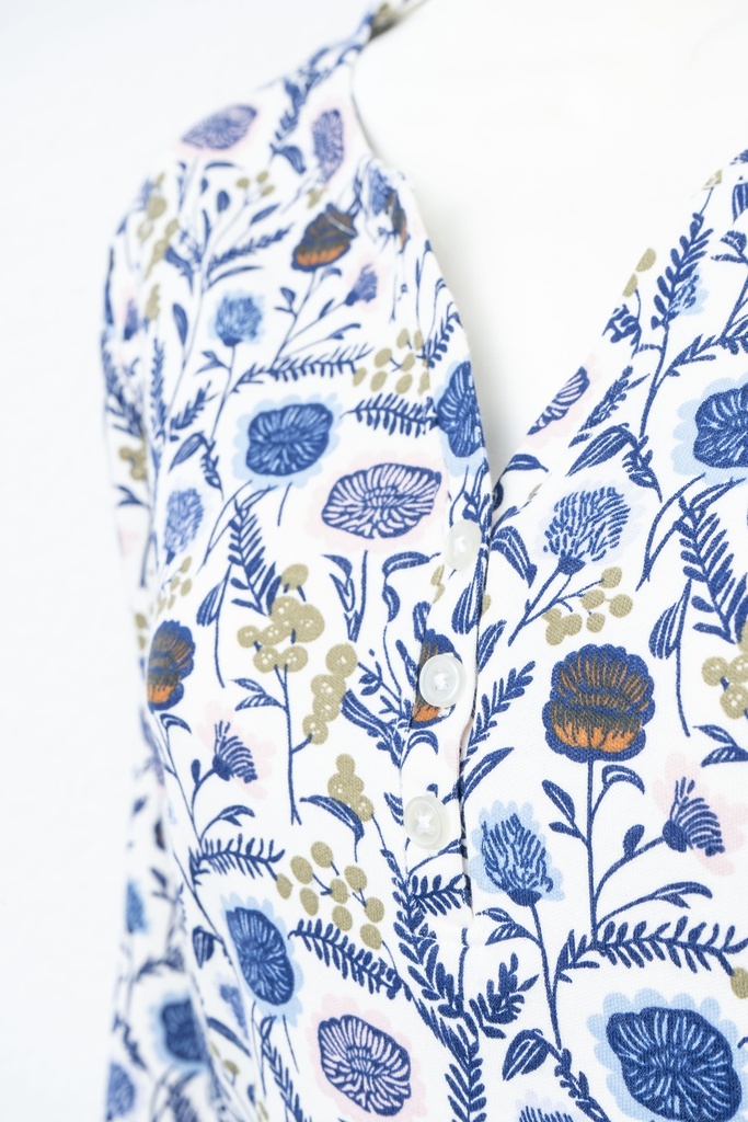 BLUSA ESTAMPADA FLORES Y RAMAS