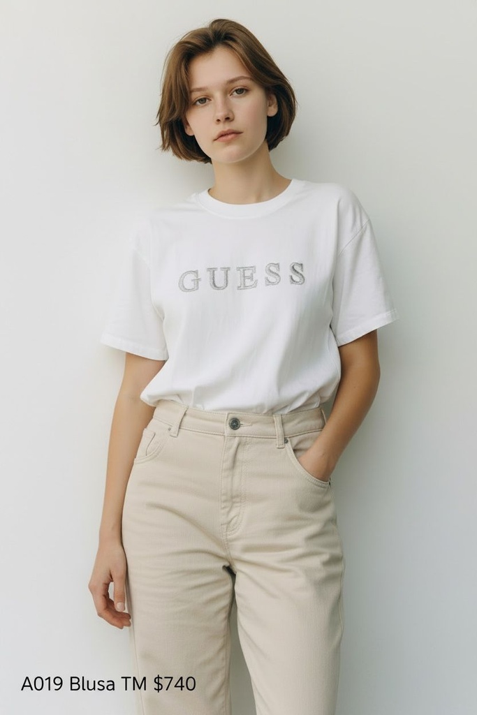 PLAYERA BLANCA CON LOGO BORDADO AL FRENTE