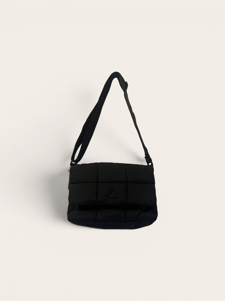 BOLSA NEGRA TELA ACOLCHADA CON BROCHE