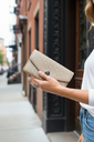 CARTERA CON DOBLE BROCHE AL FRENTE