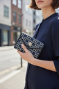 CARTERA CON BROCHE Y CIERRE