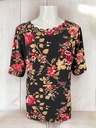BLUSA NEGRA ESTAMPADA CON FLORES