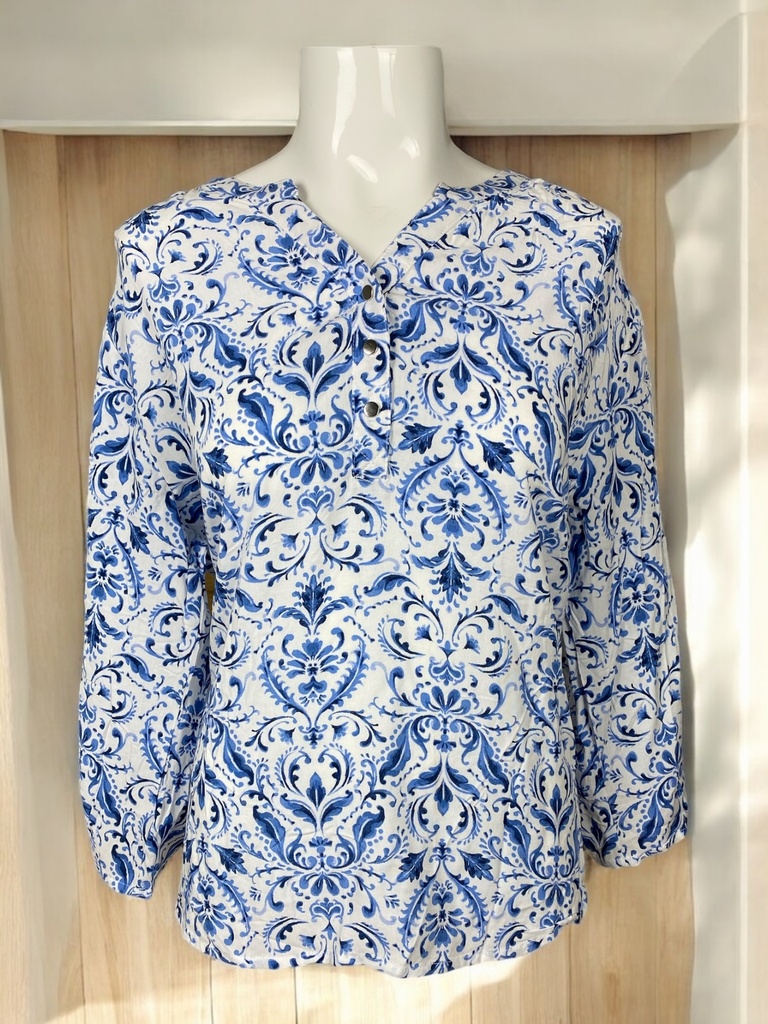 BLUSA BLANCA ESTAMPADO EN AZUL MANGA 3/4 BOTONES EN CUELLO