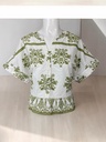 BLUSA BLANCA ESTAMPADA EN VERDE OLIVO MANGA CORTA