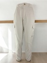 PANTALÓN CARGO CREMA CON BOLSAS