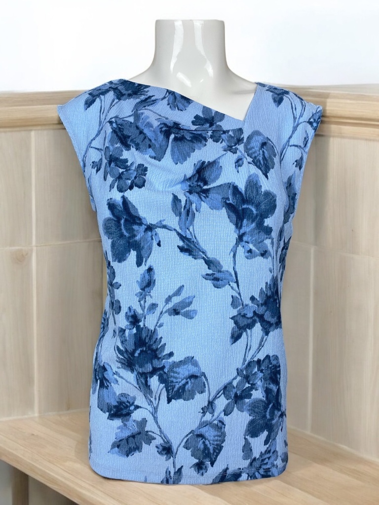 BLUSA AZUL CLARO ESTAMPADA CON FLORES SIN MANGA